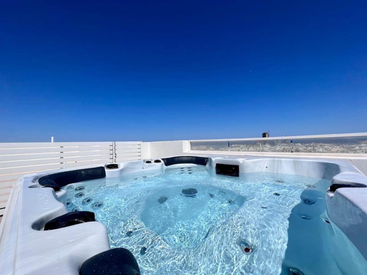 Unique Penthouse With Private Heated Jacuzzi, Close To Restaurants And Night Life Is-Swieqi 外观 照片